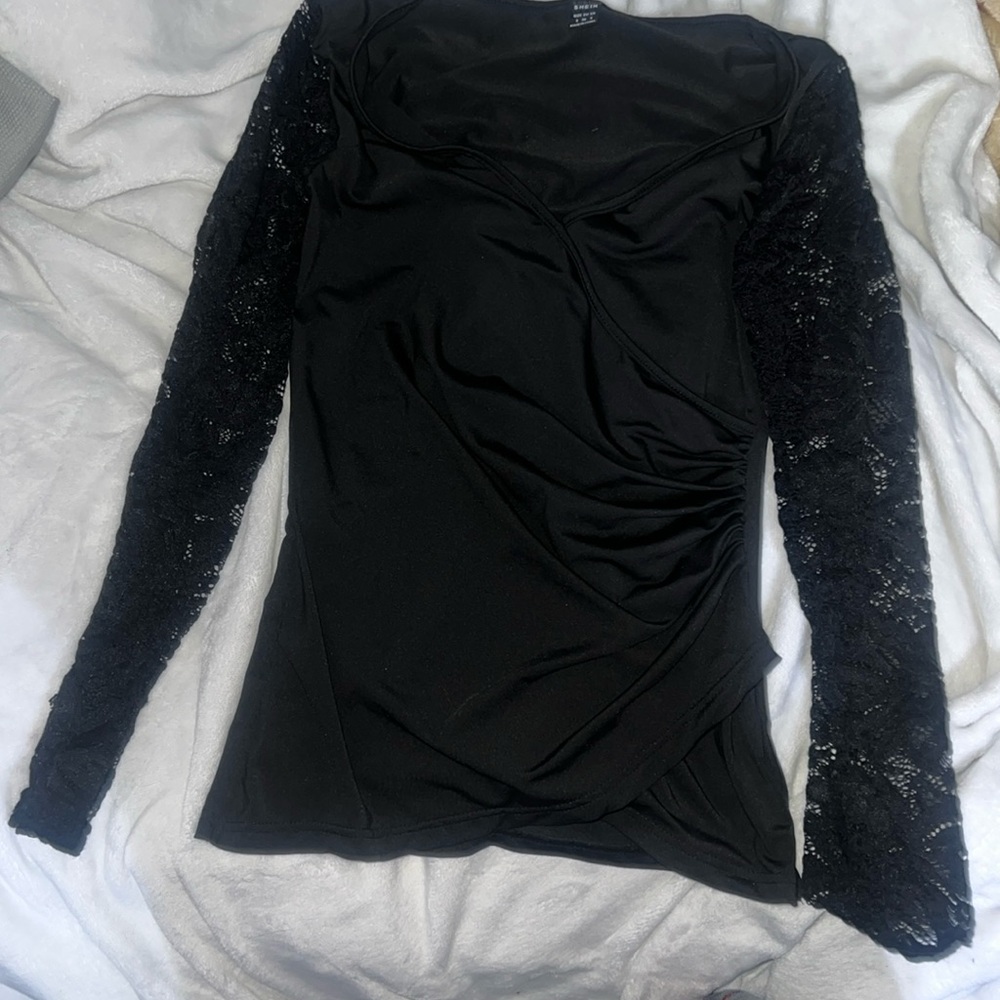 Blouse with laced sleeves